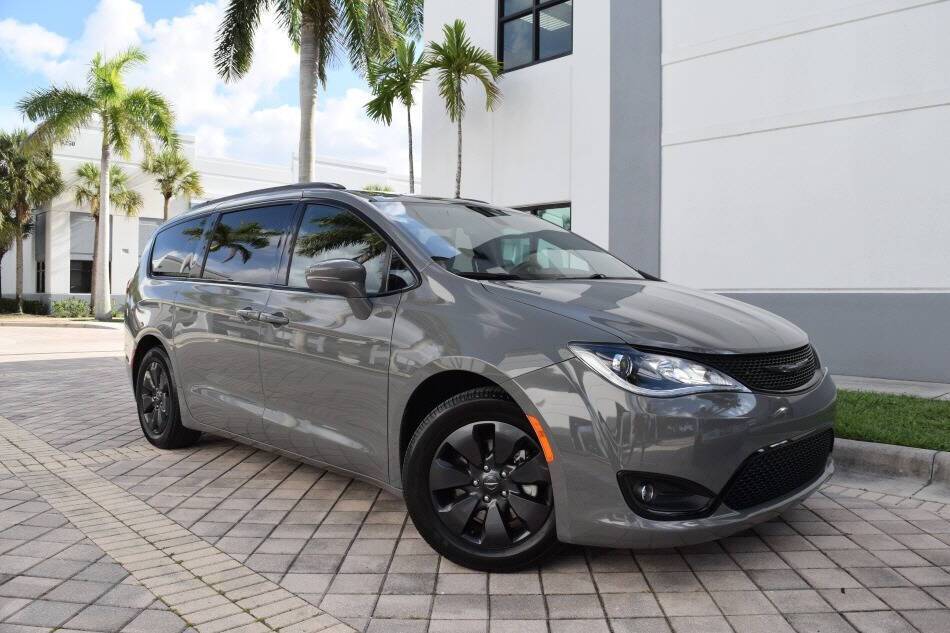 2020 Chrysler Pacifica Hybrid Limited — Minivan — 95,970 mi — Royal Palm Beach, FL