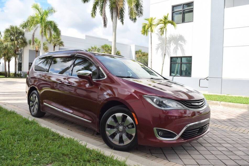 2018 Chrysler Pacifica Hybrid Limited — Minivan — 141,600 mi — Royal Palm Beach, FL