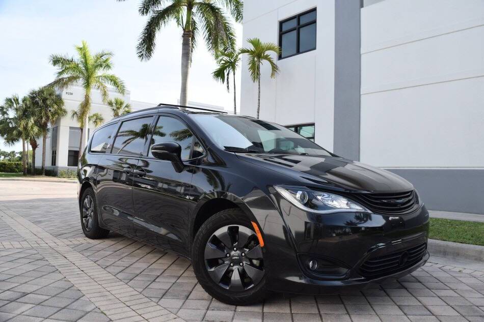 2019 Chrysler Pacifica Hybrid Limited — Minivan — 137,720 mi — Royal Palm Beach, FL