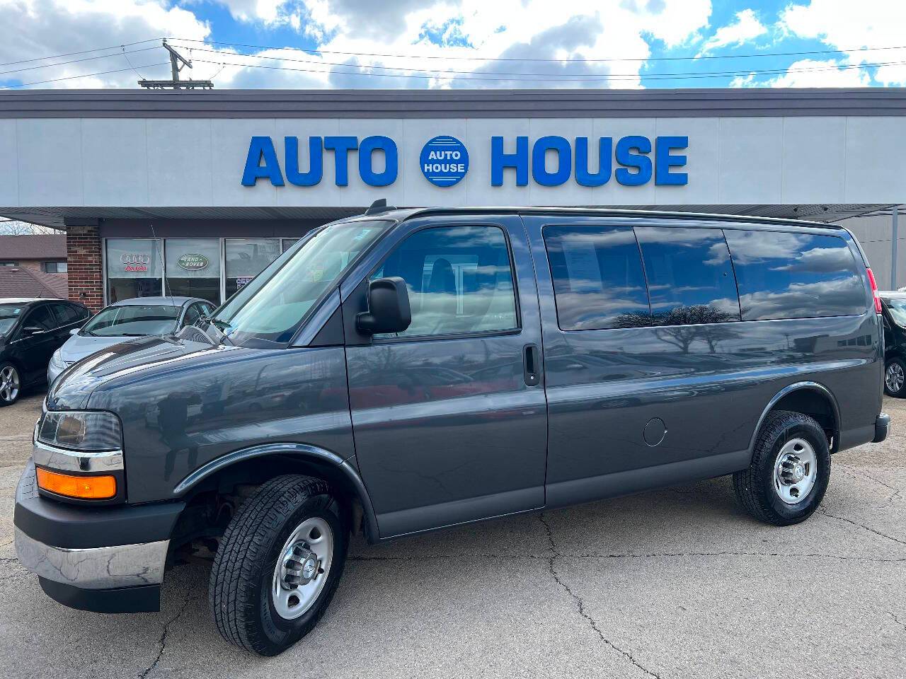 2017 Chevrolet Express Passenger LT — Passenger Van — 120,360 mi — Downers Grove, IL