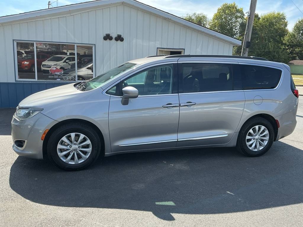 2017 Chrysler Pacifica Touring L — Minivan — 147,098 mi — Terre Haute, IN