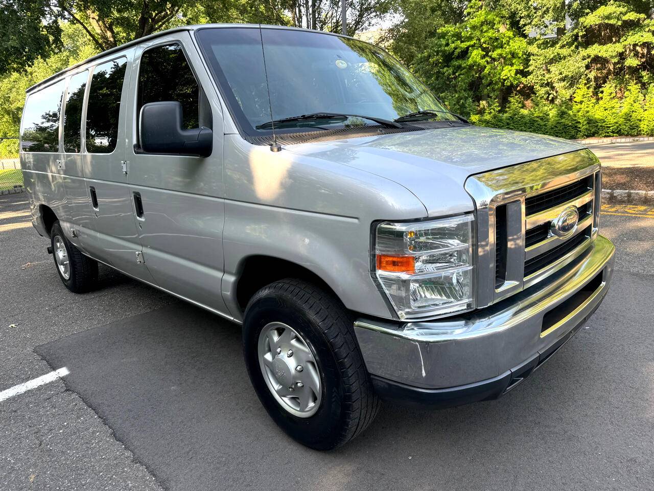 2010 Ford Econoline Wagon E-350 Super Duty XL — Passenger Van — 117,014 mi — Garfield, NJ