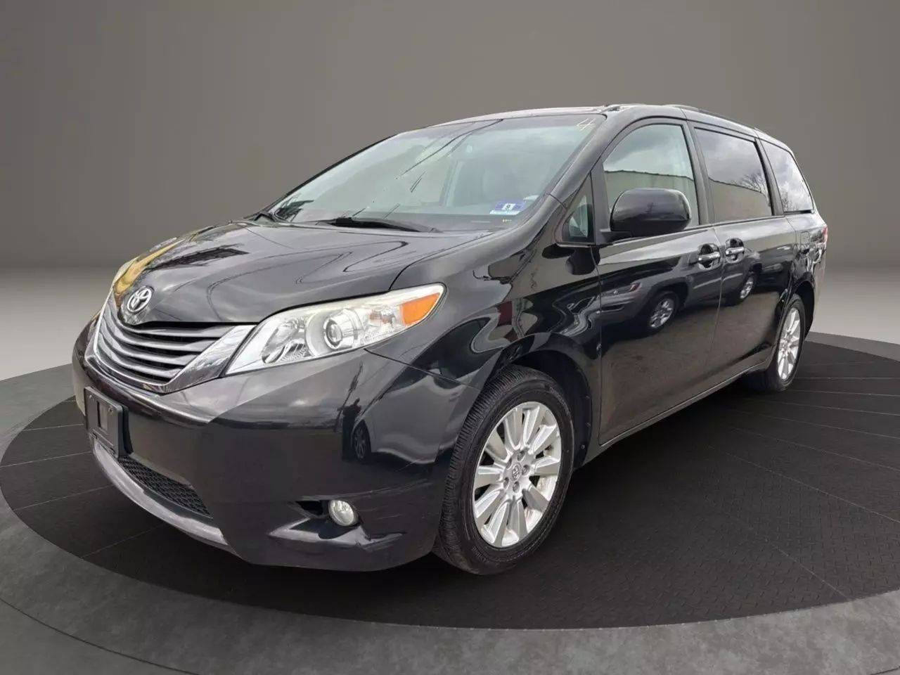 2013 Toyota Sienna XLE — Minivan — 119,413 mi — Garfield, NJ