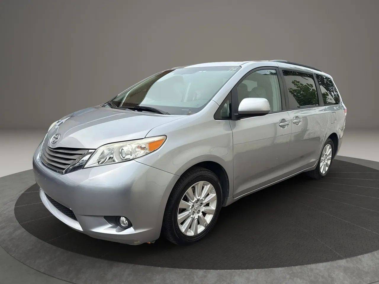 2012 Toyota Sienna Limited — Minivan — 71,504 mi — Garfield, NJ