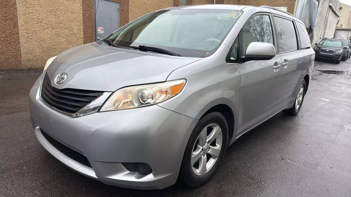 2013 Toyota Sienna LE — Minivan — 131,269 mi — Garfield, NJ