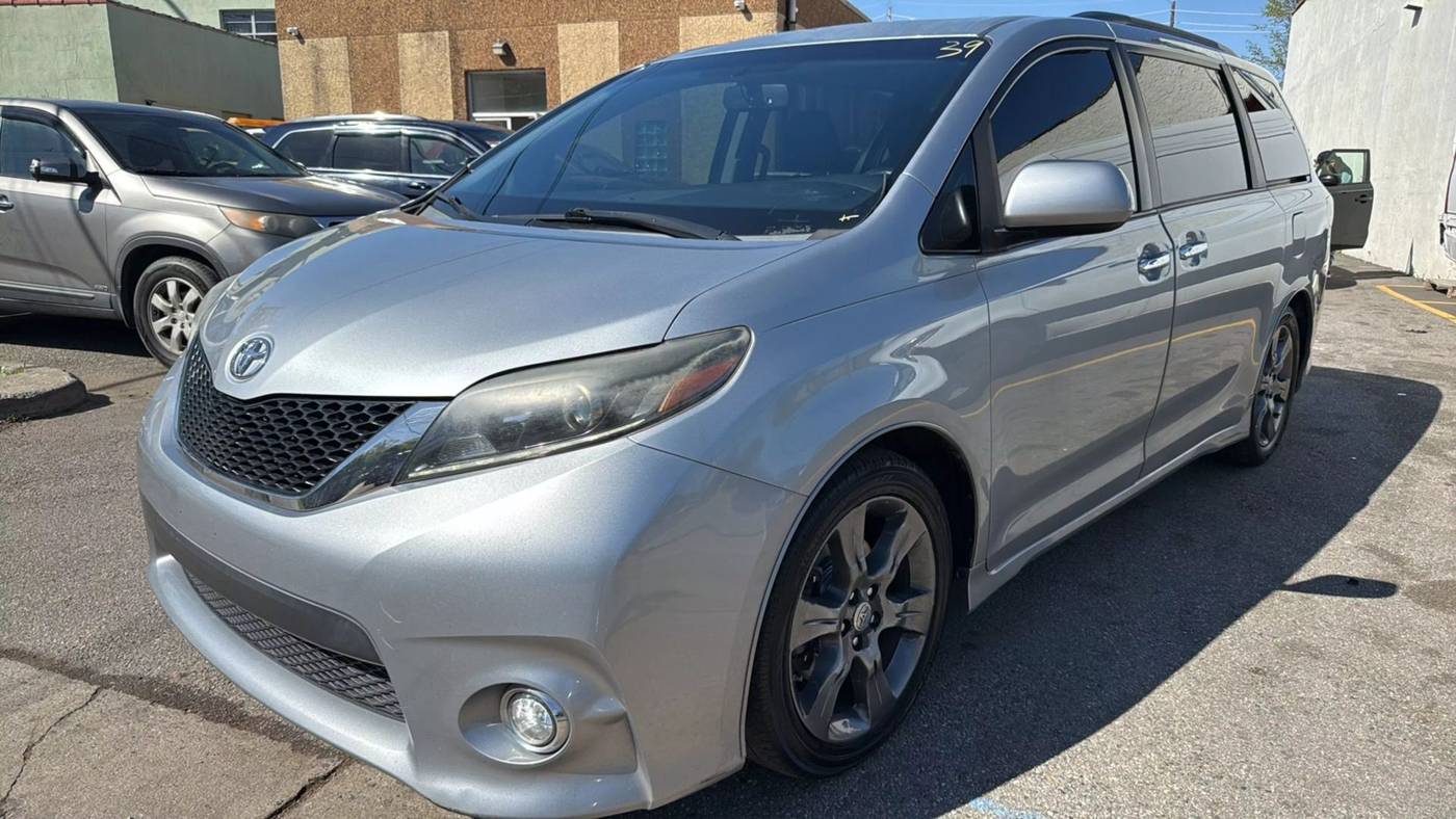2015 Toyota Sienna SE — Minivan — 131,631 mi — Garfield, NJ