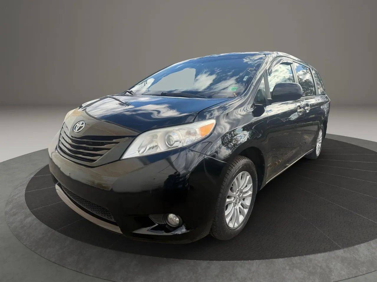 2015 Toyota Sienna XLE — Minivan — 132,281 mi — Garfield, NJ