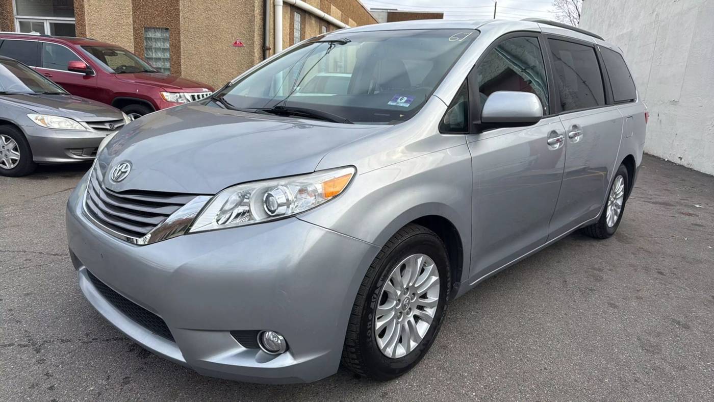 2015 Toyota Sienna XLE — Minivan — 82,226 mi — Garfield, NJ