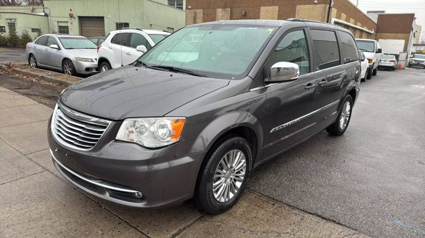 2015 Chrysler Town & Country Touring-L — Minivan — 131,155 mi — Garfield, NJ