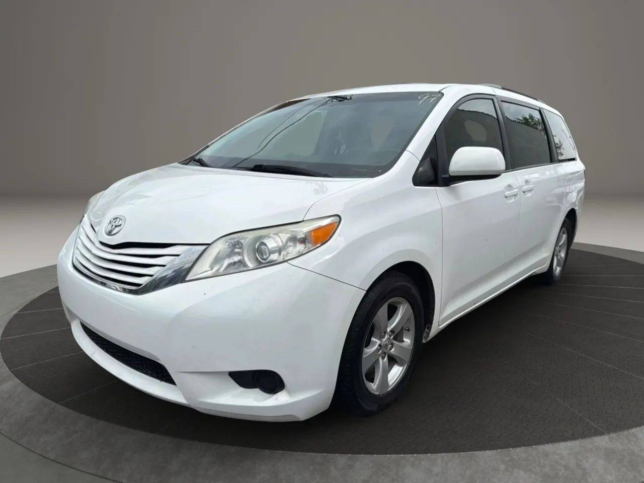2015 Toyota Sienna LE — Minivan — 136,289 mi — Garfield, NJ
