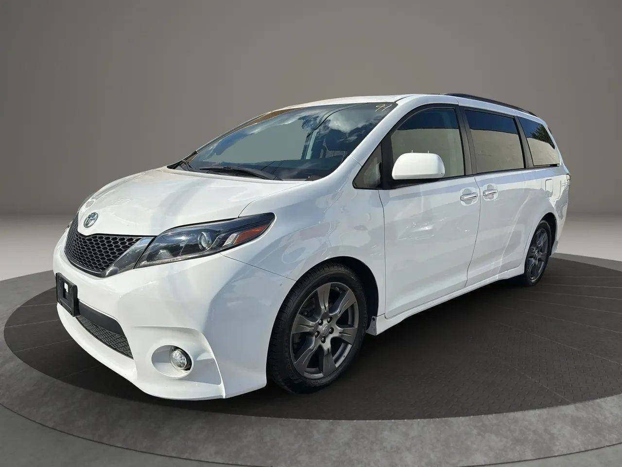 2017 Toyota Sienna SE — Minivan — 139,336 mi — Garfield, NJ