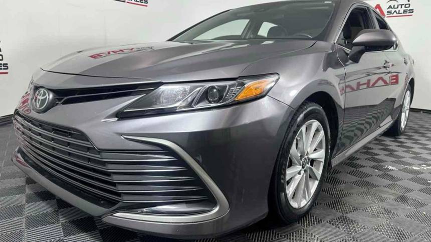 2022 Toyota Camry LE — Sedan — 141,779 mi — Chicago, IL