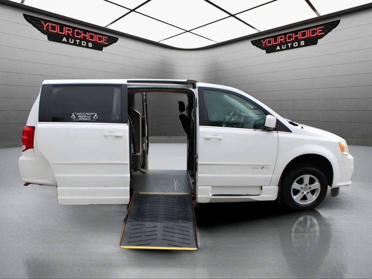 2011 Dodge Grand Caravan Crew — Minivan — 124,557 mi — Waukegan, IL