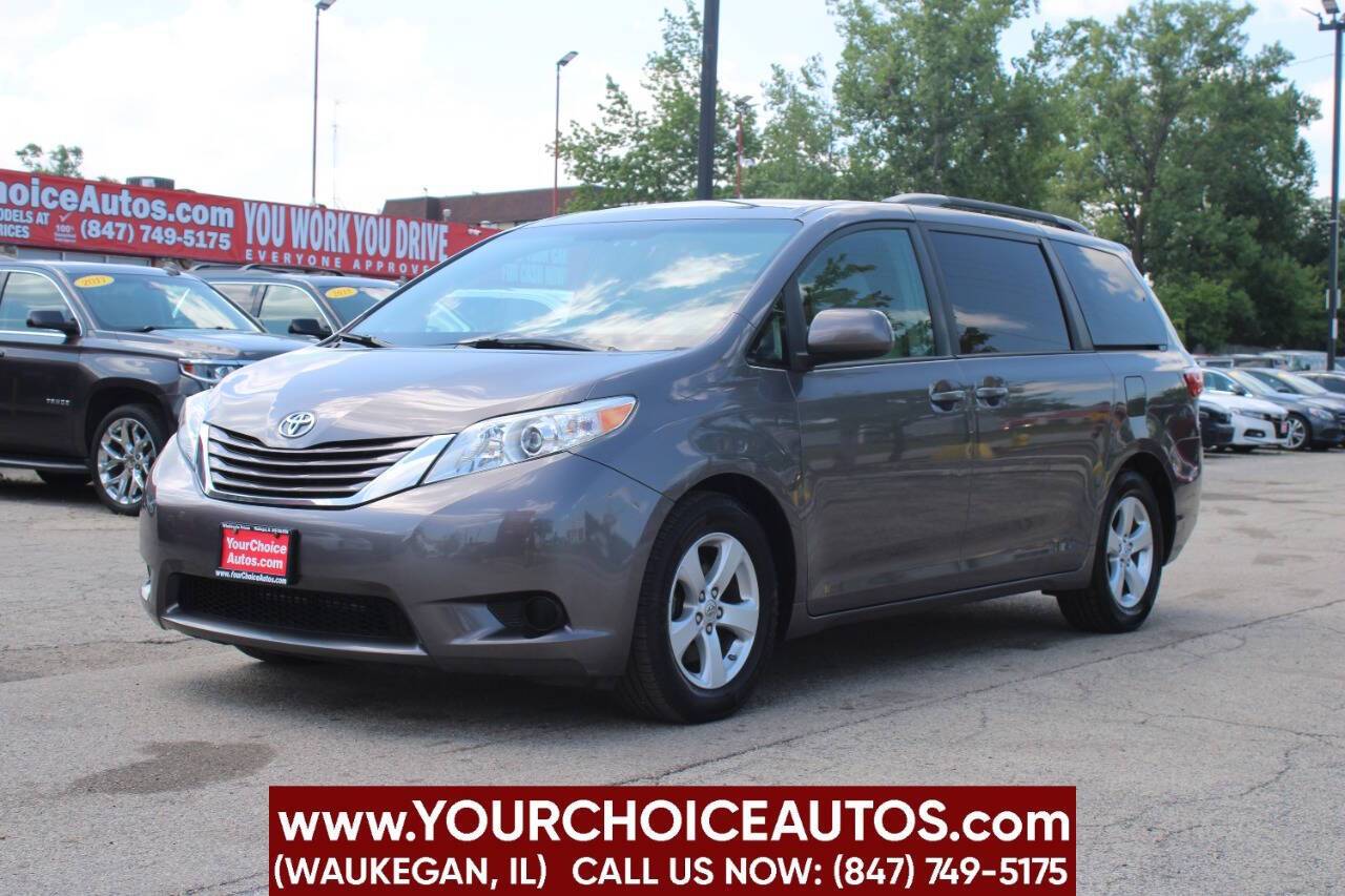 2015 Toyota Sienna LE — Minivan — 157,109 mi — Waukegan, IL