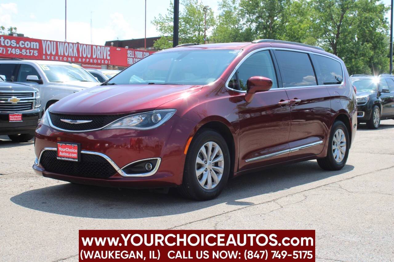 2017 Chrysler Pacifica Touring L — Minivan — 160,803 mi — Waukegan, IL