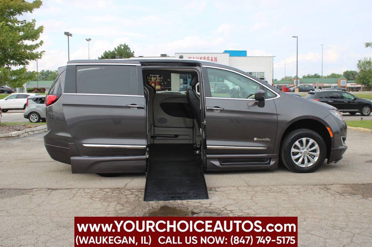 2018 Chrysler Pacifica Touring L — Minivan — 95,021 mi — Waukegan, IL