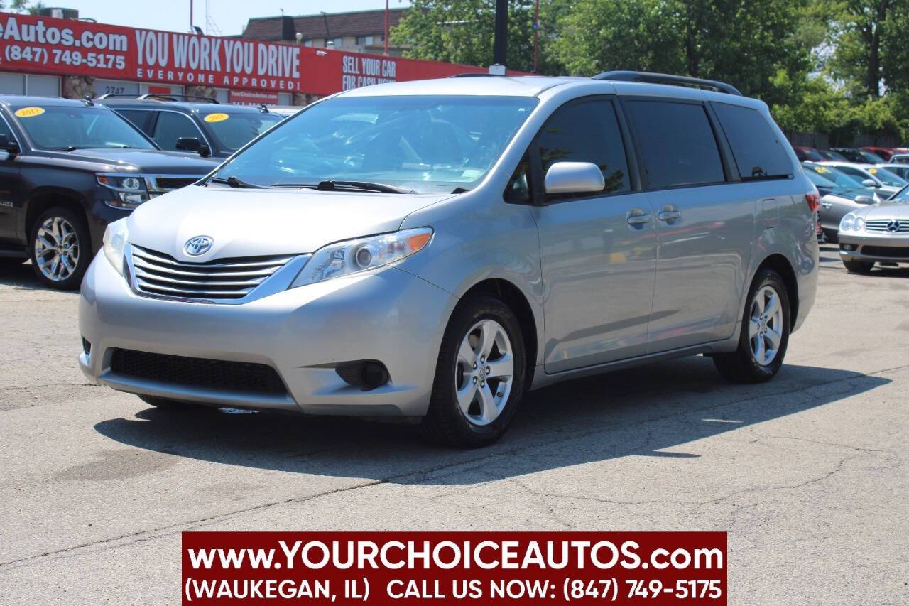 2017 Toyota Sienna LE — Minivan — 146,272 mi — Waukegan, IL