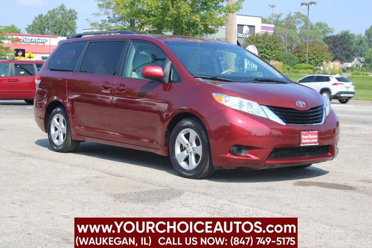 2011 Toyota Sienna LE — Minivan — 183,441 mi — Waukegan, IL