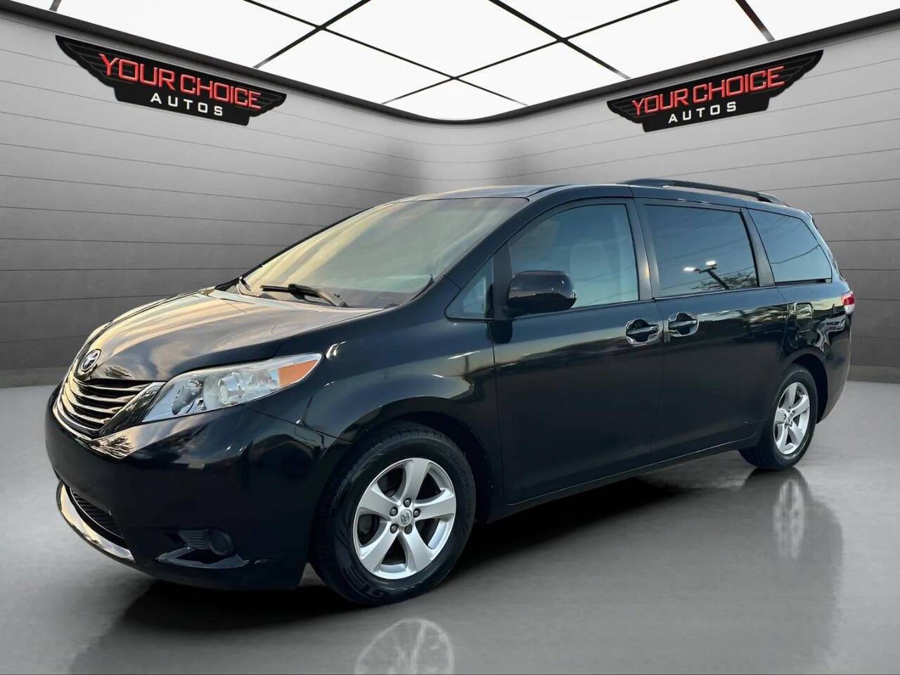2014 Toyota Sienna LE — Minivan — 173,302 mi — Waukegan, IL