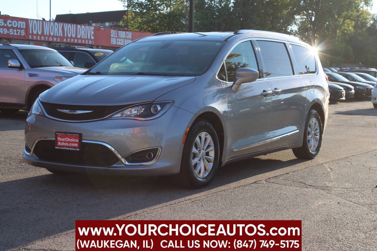 2018 Chrysler Pacifica Touring L — Minivan — 128,741 mi — Waukegan, IL
