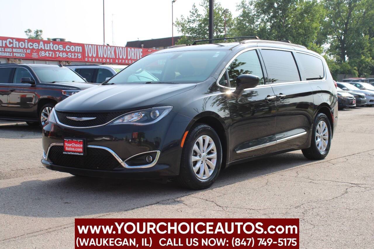 2017 Chrysler Pacifica Touring L — Minivan — 96,164 mi — Waukegan, IL