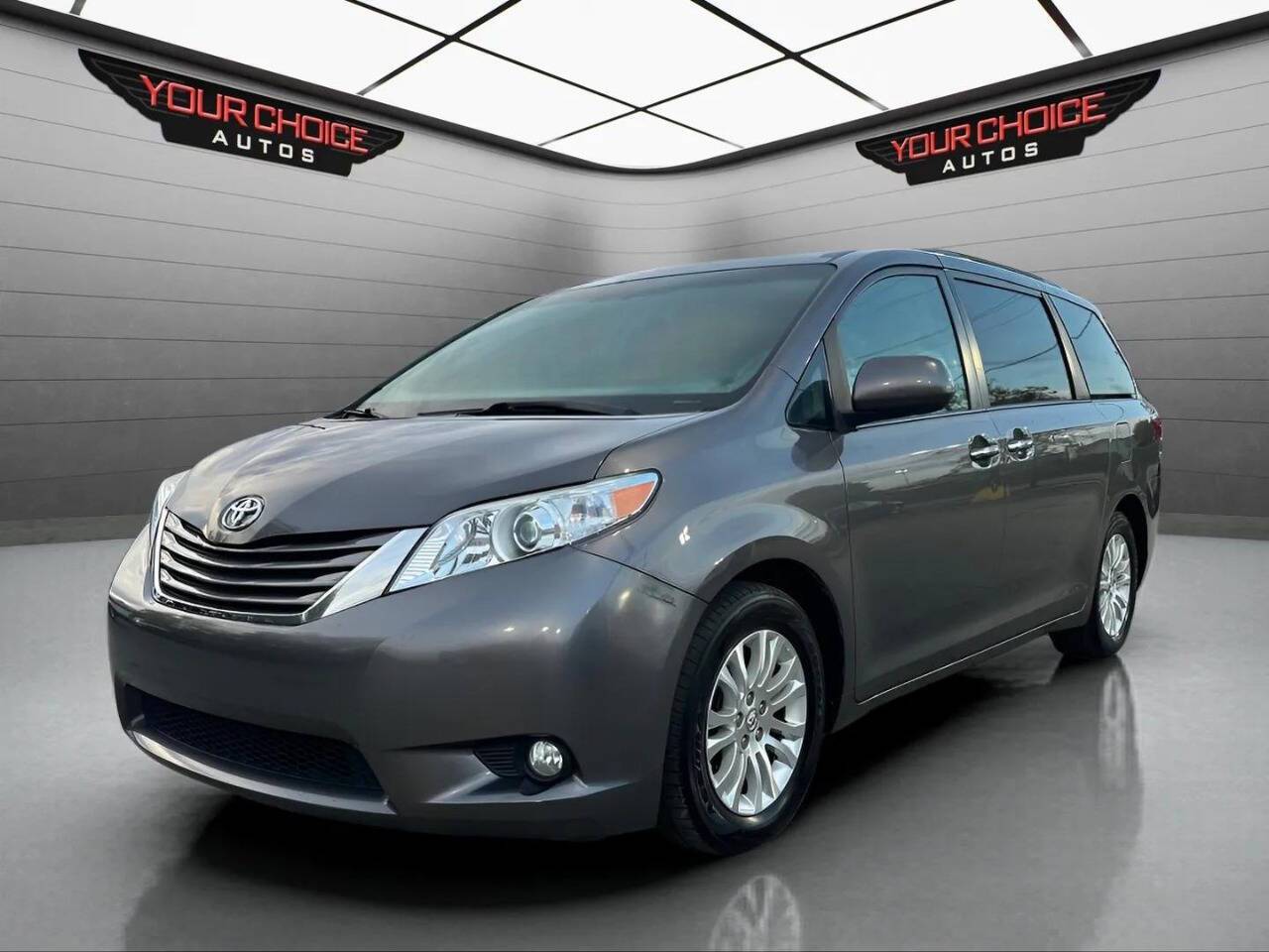 2017 Toyota Sienna XLE — Minivan — 137,379 mi — Waukegan, IL
