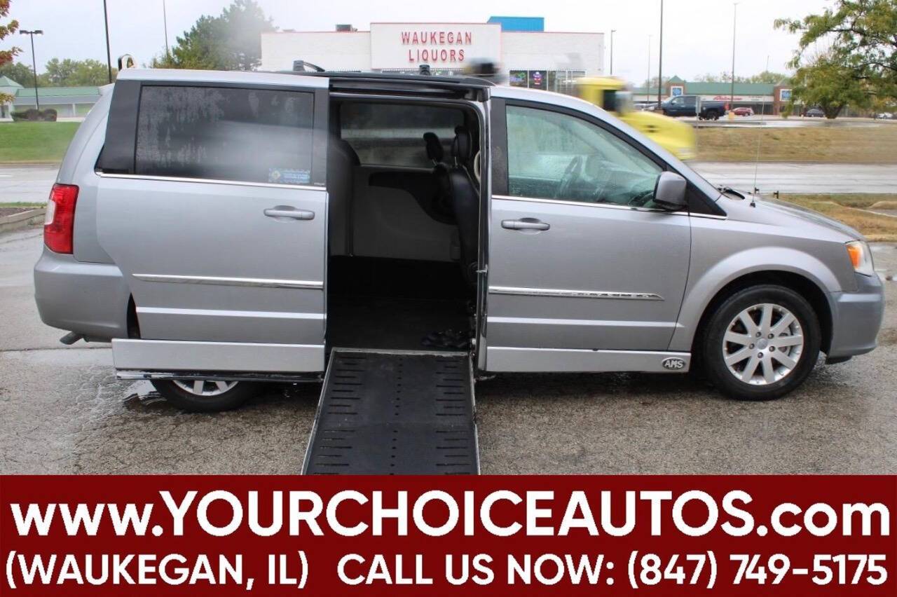 2013 Chrysler Town & Country Touring — Minivan — 70,561 mi — Waukegan, IL