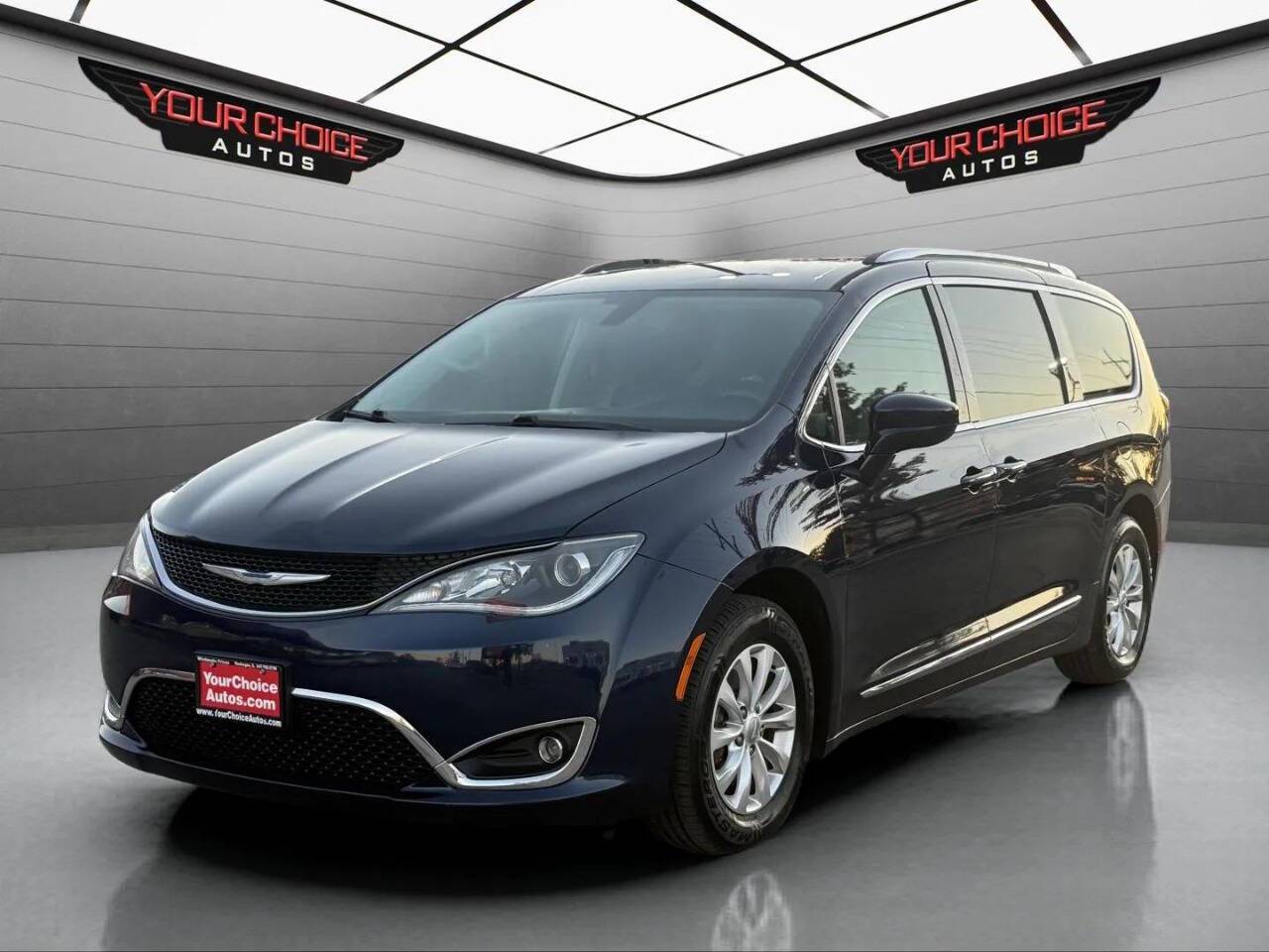 2018 Chrysler Pacifica Touring L — Minivan — 130,396 mi — Waukegan, IL