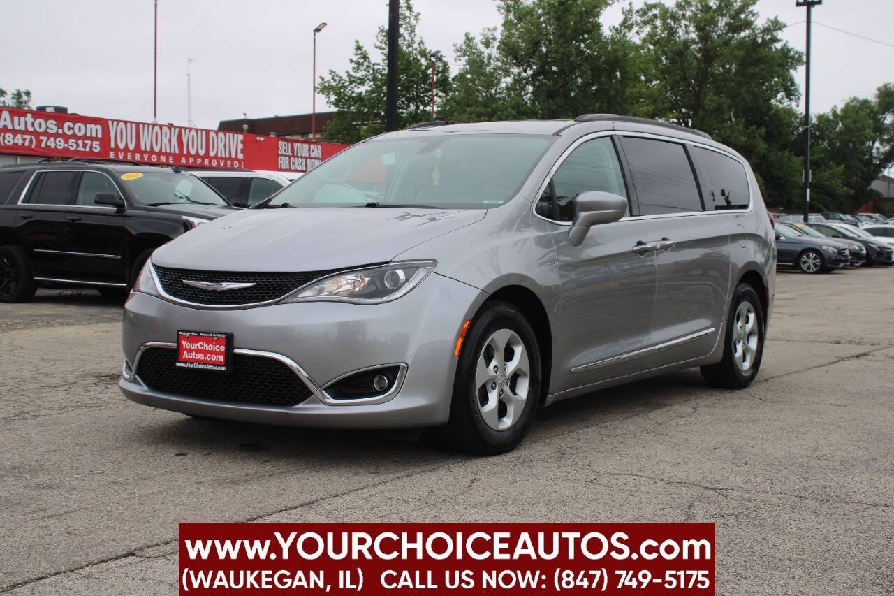 2017 Chrysler Pacifica Touring L — Minivan — 168,425 mi — Waukegan, IL