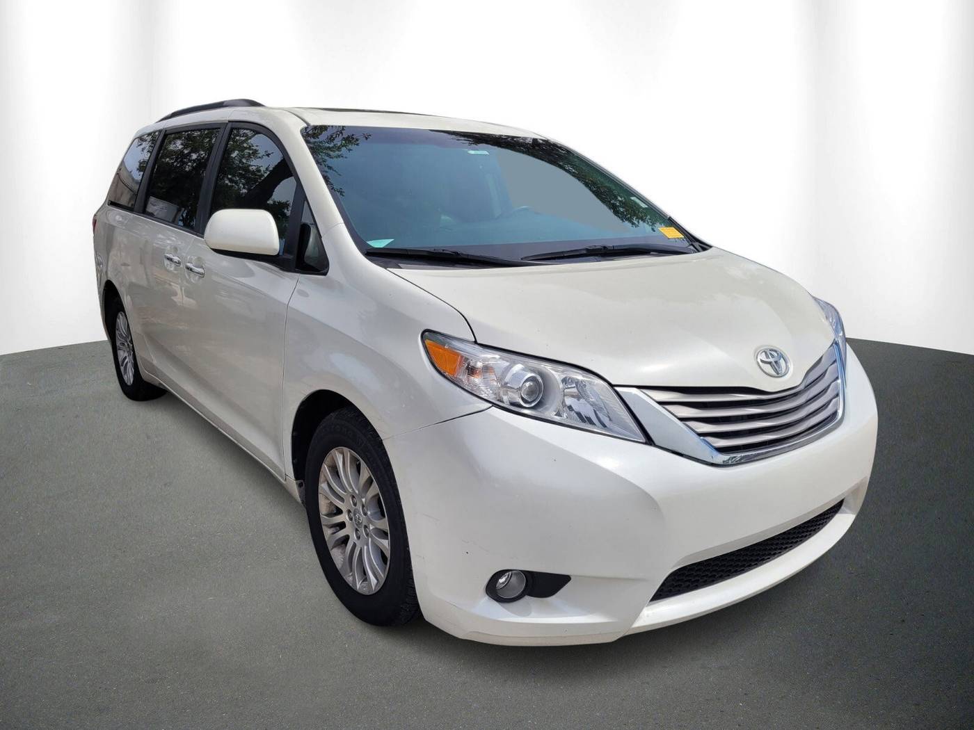 2016 Toyota Sienna XLE — Minivan — 82,310 mi — Lutz, FL
