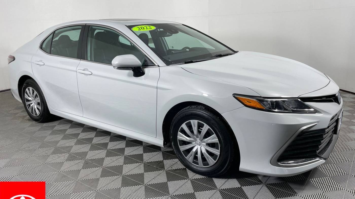 2022 Toyota Camry Hybrid LE — Sedan — 39,158 mi — North Dartmouth, MA
