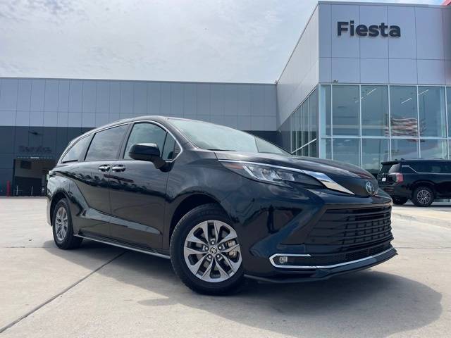 2023 Toyota Sienna XLE — Minivan — 66,220 mi — Edinburg, TX