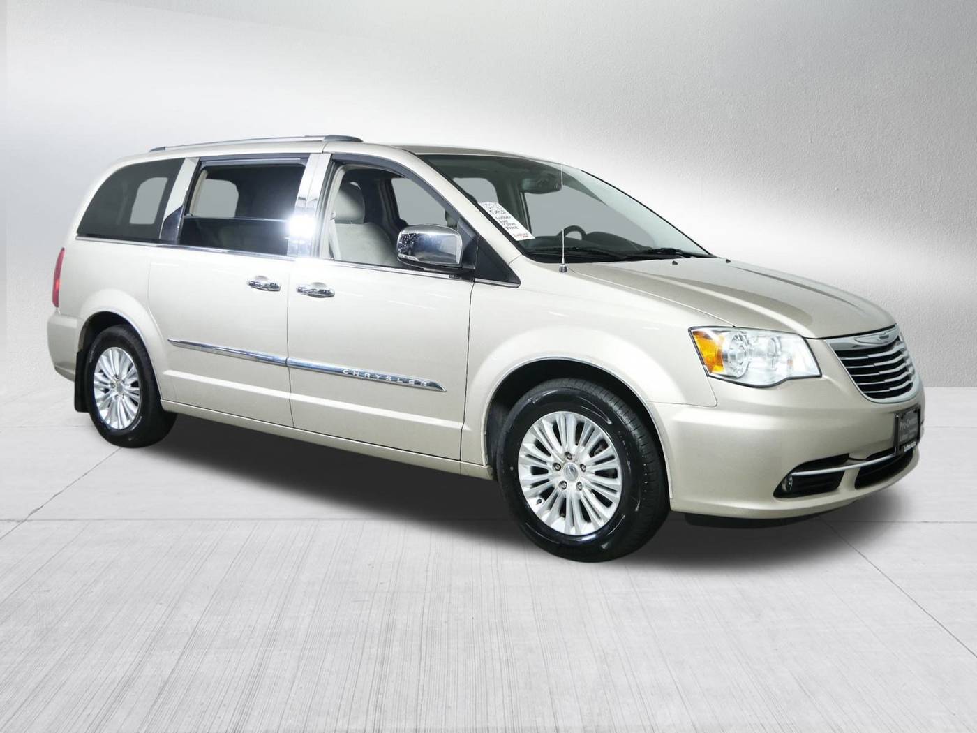 2013 Chrysler Town & Country Limited — Minivan — 140,910 mi — Brooklyn Center, MN
