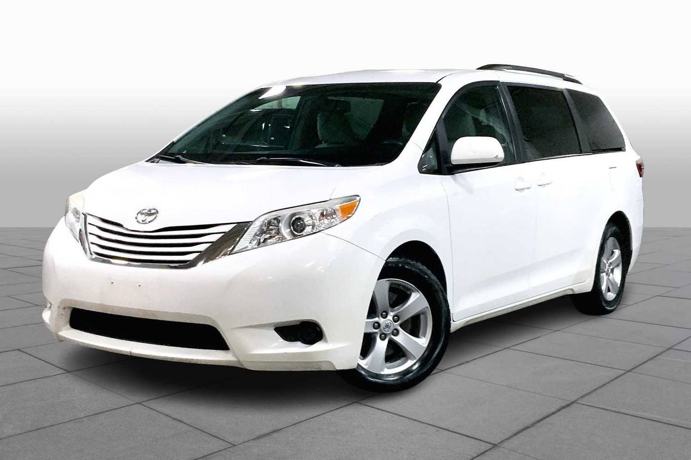 2016 Toyota Sienna LE — Minivan — 88,135 mi — Danvers, MA