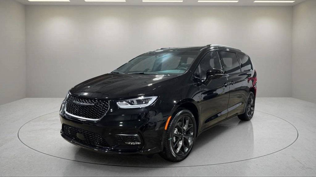 2024 Chrysler Pacifica Touring L — Minivan — 5,189 mi — Waukesha, WI