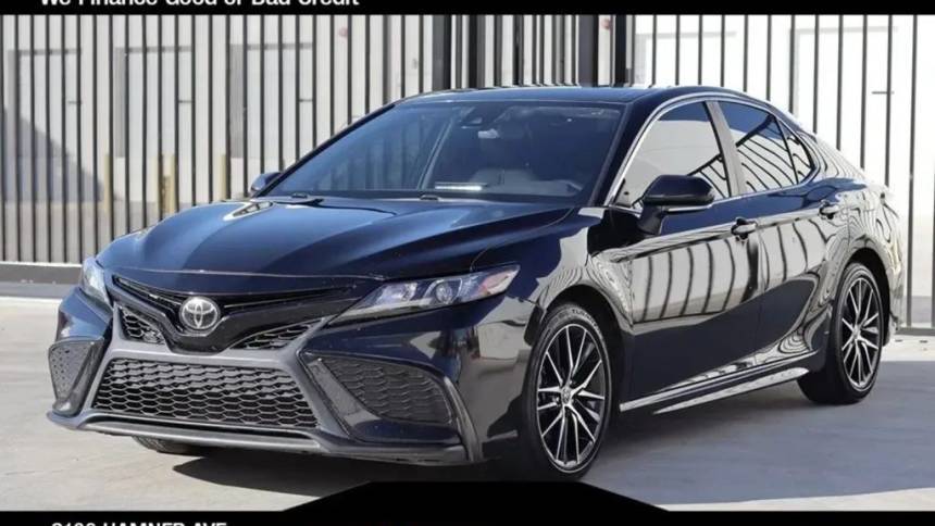 2022 Toyota Camry SE