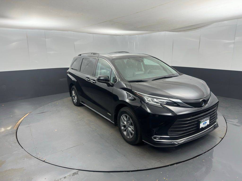 2021 Toyota Sienna XLE — Minivan — 53,987 mi — Northglenn, CO