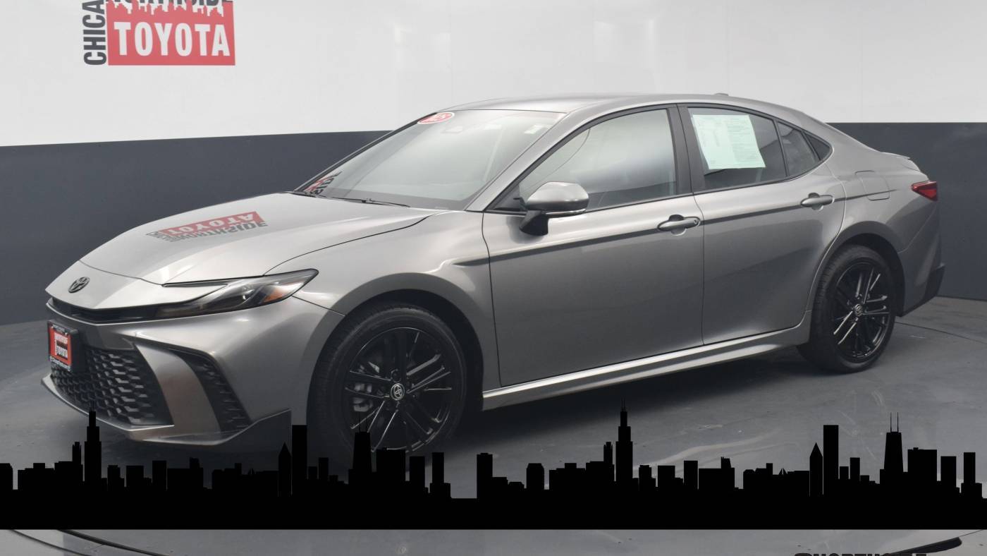 2025 Toyota Camry SE — Sedan — 13,130 mi — Chicago, IL