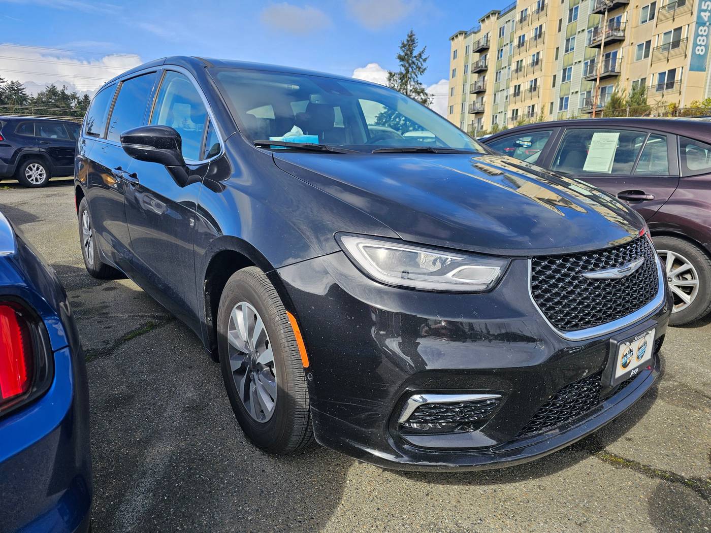 2023 Chrysler Pacifica Hybrid Touring L — Minivan — 10,667 mi — Seattle, WA