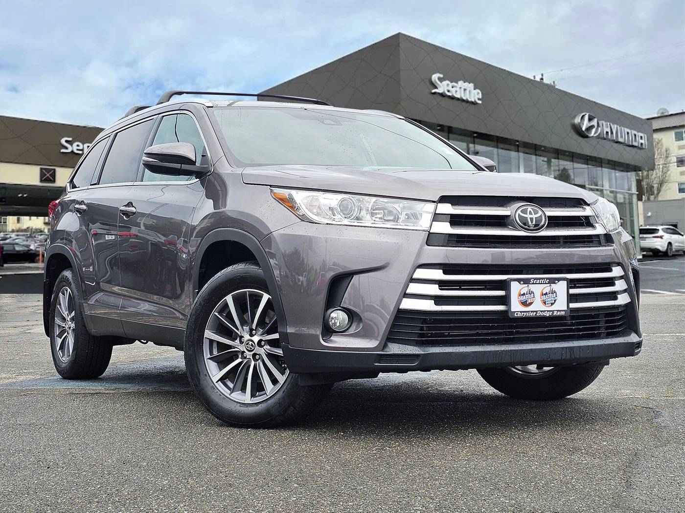 2019 Toyota Highlander SE V6 — SUV — 76,537 mi — Seattle, WA