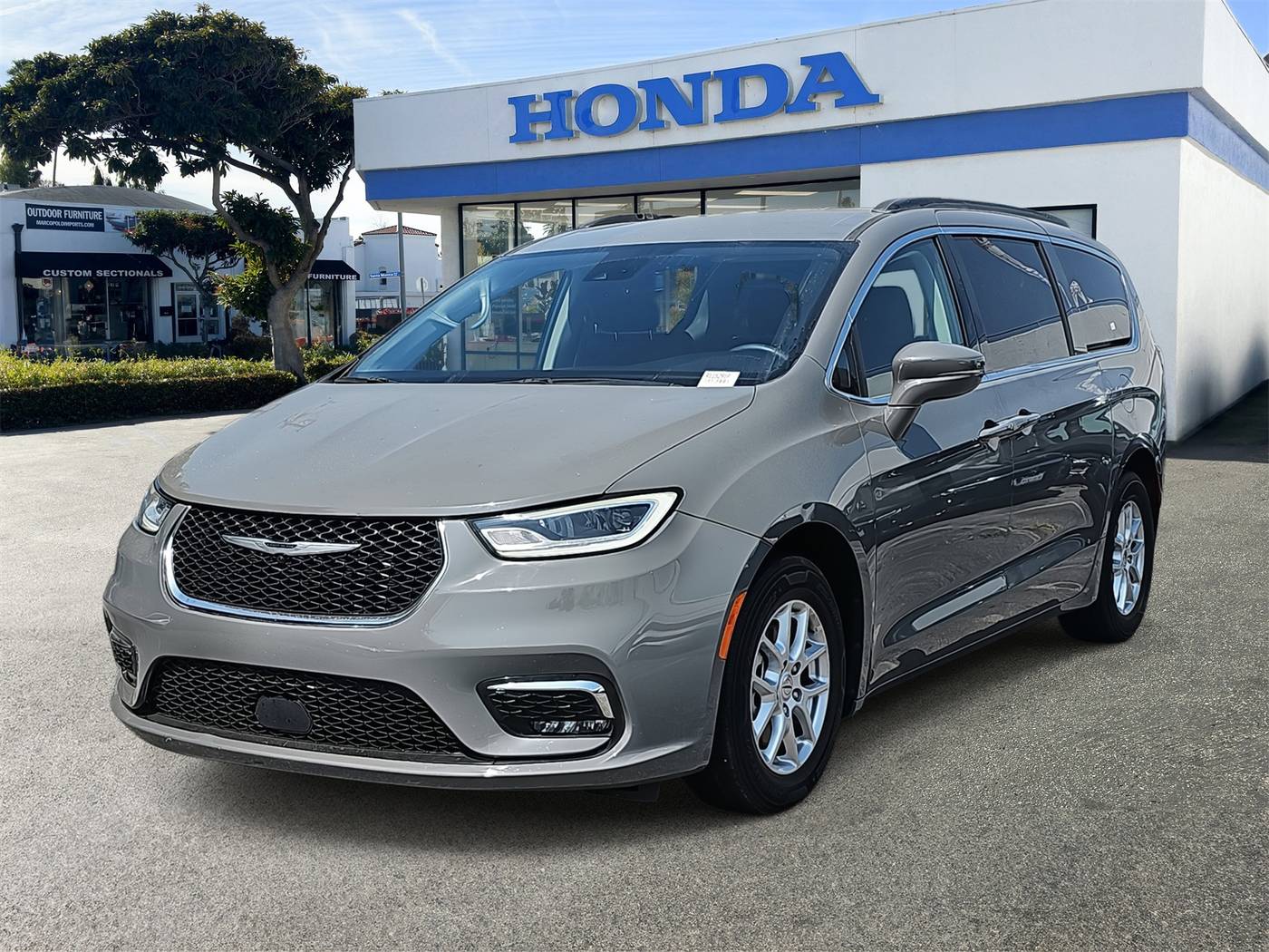 2022 Chrysler Pacifica Touring L — Minivan — 53,808 mi — Santa Monica, CA