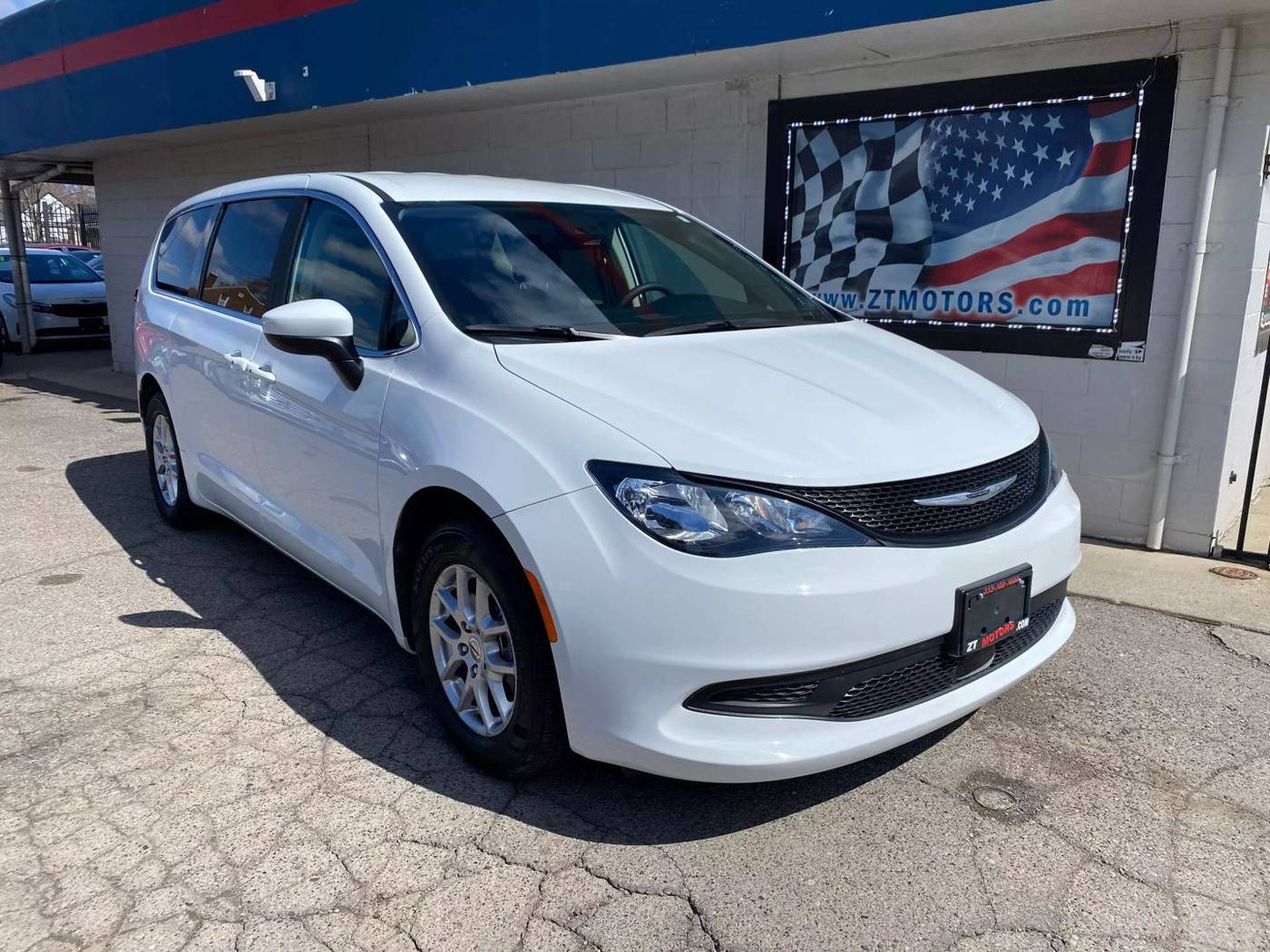 2023 Chrysler Voyager LX — Minivan — 42,591 mi — Detroit, MI