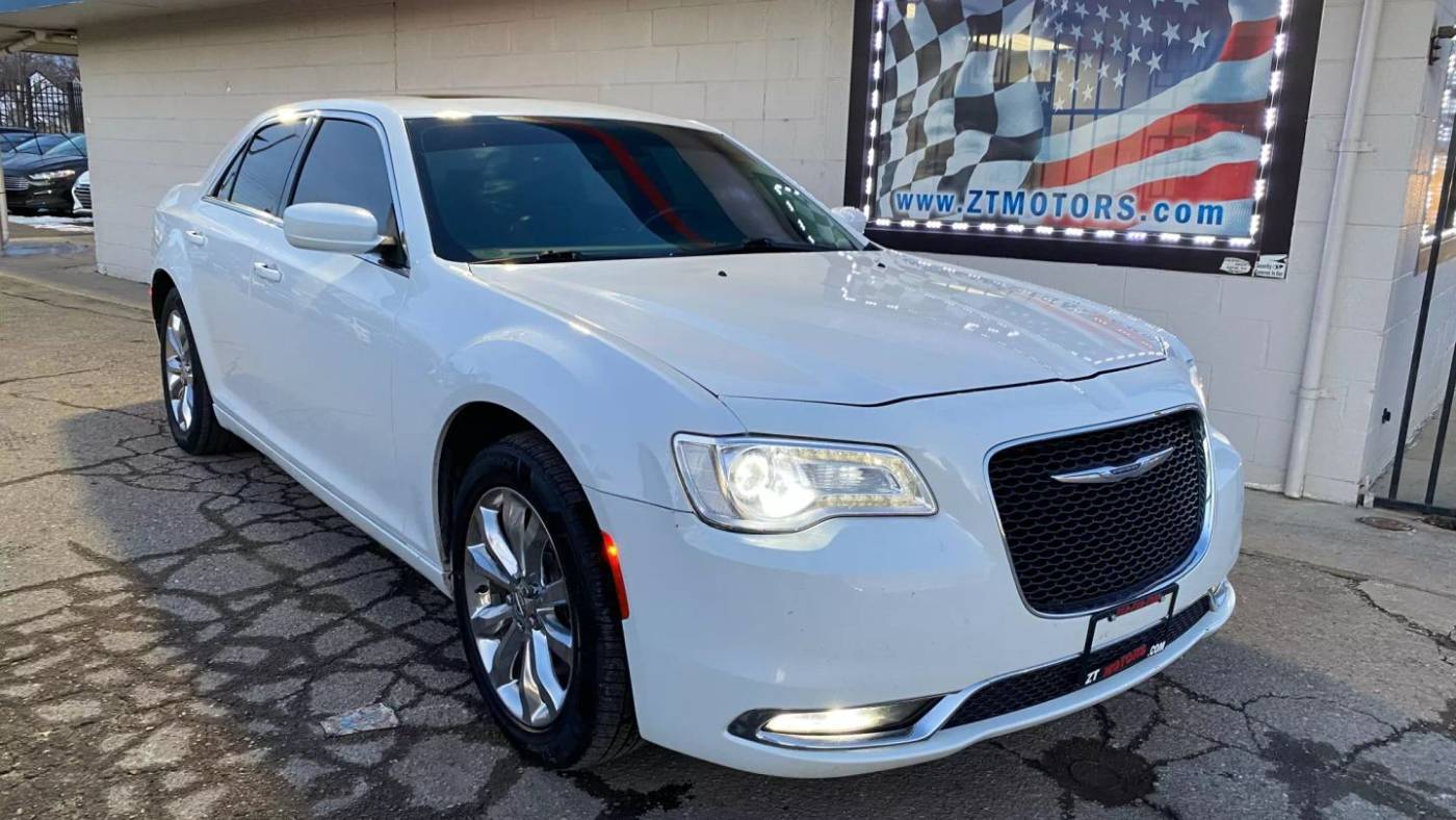 2016 Chrysler 300 Anniversary Edition — Sedan — 120,950 mi — Detroit, MI