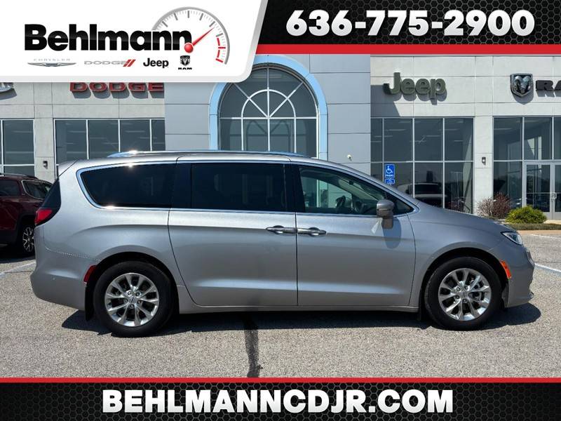 2021 Chrysler Pacifica Touring L — Minivan — 32,357 mi — Troy, MO