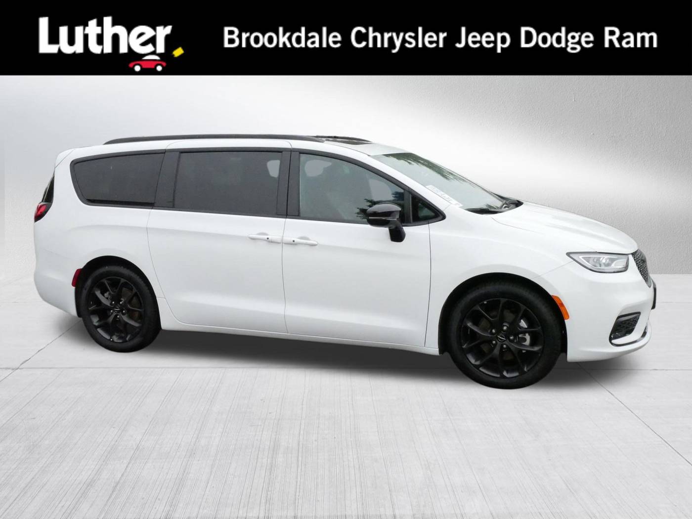 2024 Chrysler Pacifica Limited — Minivan — 6,432 mi — Brooklyn Park, MN