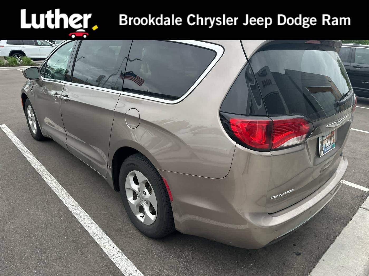 2017 Chrysler Pacifica Hybrid Premium — Minivan — 101,300 mi — Brooklyn Park, MN