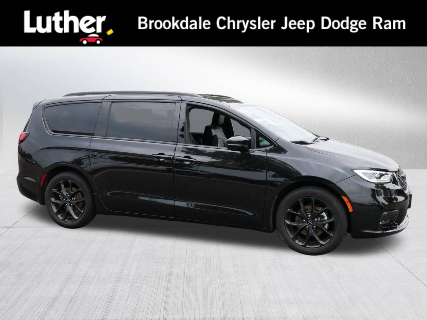 2024 Chrysler Pacifica Limited — Minivan — 9,886 mi — Brooklyn Park, MN