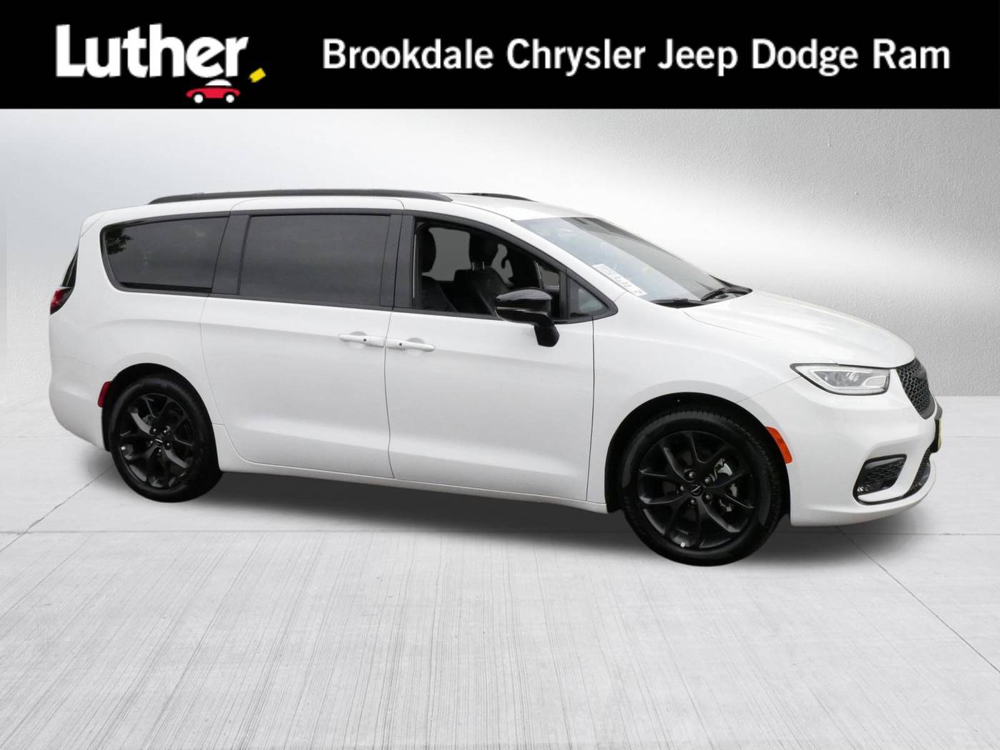 2024 Chrysler Pacifica Touring L — Minivan — 13,471 mi — Brooklyn Park, MN