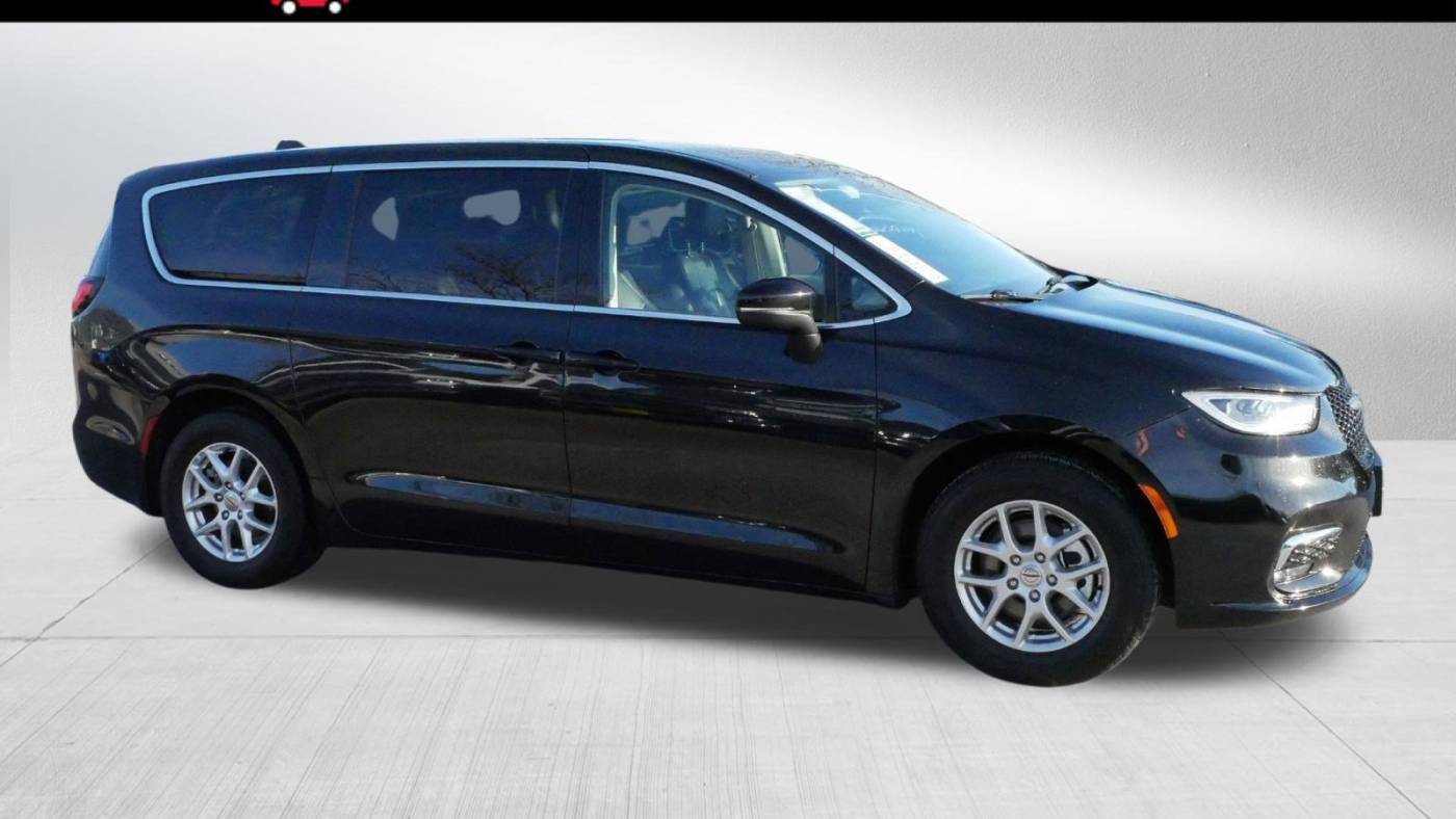 2023 Chrysler Pacifica Touring L — Minivan — 65,827 mi — Brooklyn Park, MN