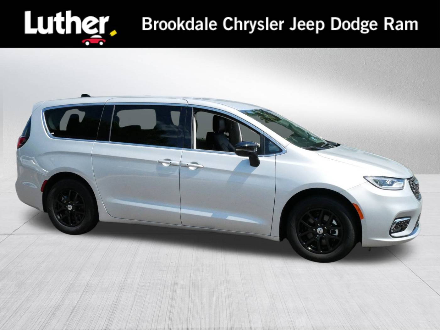 2024 Chrysler Pacifica Touring L — Minivan — 33,176 mi — Brooklyn Park, MN